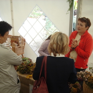 Mirjana Medved nam je pokazala kako narediti vence in šopke iz naravnega cvetja