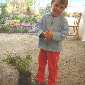 Najmlajša obiskovalka s svojo novo rastlino