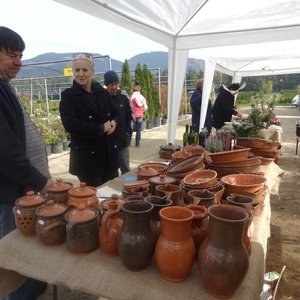 S Turistične kmetije Zelko so pripeljali lončene izdelke