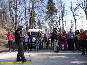 Gozdarji so udeležencem akcije dali navodila za sadnjo