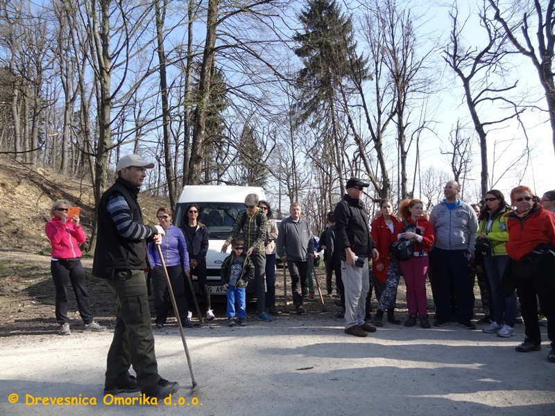 Gozdarji so udeležencem akcije dali navodila za sadnjo